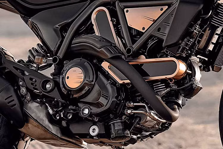 Trên xe có hệ thống chống bó cứng phanh ABS cua góc hiệu Bosch làm tiêu chuẩn. Ngoài những chi tiết trên, ấn bản kỷ niệm 10 năm của Ducati Scrambler có động cơ Desmodue làm mát bằng không khí, đôi xi lanh V-twin, dung tích 803cc.