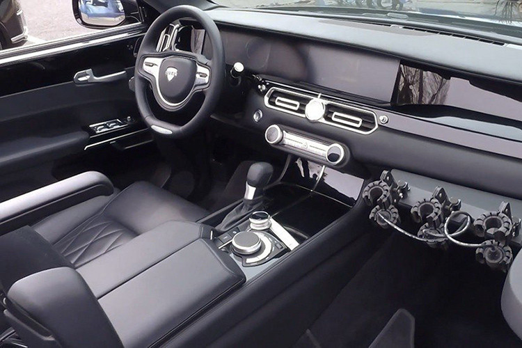 Tương tự Senat Sedan, Aurus Senat Convertible cũng được trang bị hệ thống động cơ hybrid xăng-điện với máy V8, dung tích 4,4 lít. Động cơ tăng áp này tạo ra công suất tối đa 598 mã lực và mô-men xoắn cực đại 880 Nm. Mô-tơ điện sẽ bổ sung 40 mã lực nữa. Toàn bộ sức mạnh được truyền tới cả 4 bánh thông qua hộp số tự động 9 cấp.