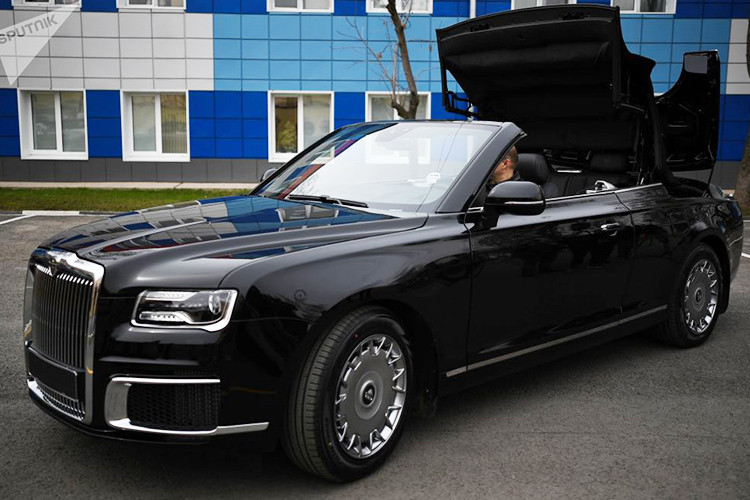 Aurus Senat Convertible hứa hẹn sẽ là một trong những phương tiện di chuyển chính của tổng thống Putin khi hoàn tất cùng với chiếc limousine đã xuất hiện hồi giữa năm ngoái. Theo một số nguồn tin, bản thương mại sẽ chính thức được bán ra thị trường Nga vào cuối năm nay. Giá xe Aurus Senat Convertible khoảng 120.000 Bảng (3,64 tỷ đồng).