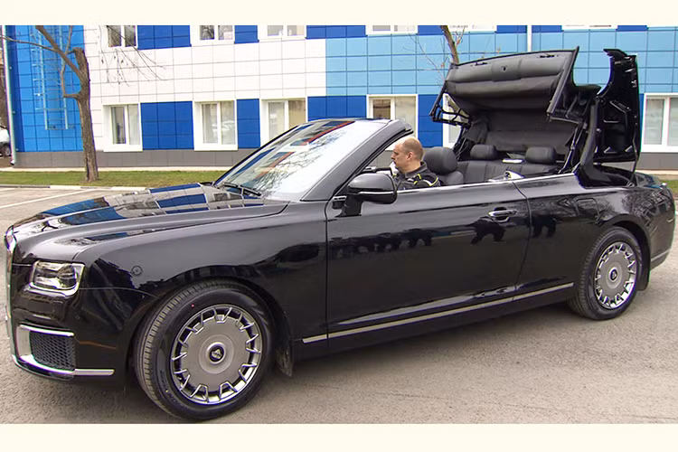 Là xe bọc thép chống đạn nên đương nhiên mẫu xe mui trần hạng sang Aurus Senat Convertible này sẽ rất nặng, bởi với trọng lượng được đồn thổi lên đến 6 tấn. Đặc biệt, xe có chế độ "diễu hành", cho phép chạy ở vận tốc chậm, dưới 19 km/h mà không bị giật.