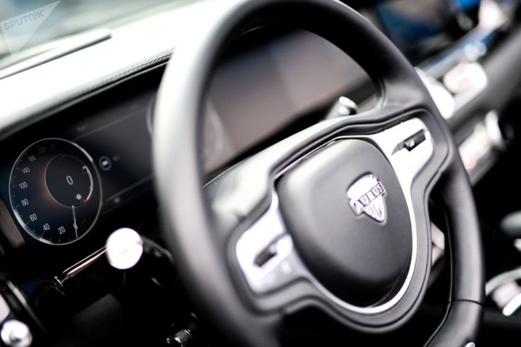 Bên trong Aurus Senat Convertible là không gian nội thất gần như được bê nguyên từ phiên bản sedan sang. Tuy nhiên, vì Aurus Senat Convertible là xe diễu hành nên đã được thay đổi nhẹ trong nội thất. Cụ thể, ghế phụ lái phía trước đã bị tháo bỏ trong khi tay nắm chắc chắn được bổ sung để các quan chức có thể đứng vững trong xe.