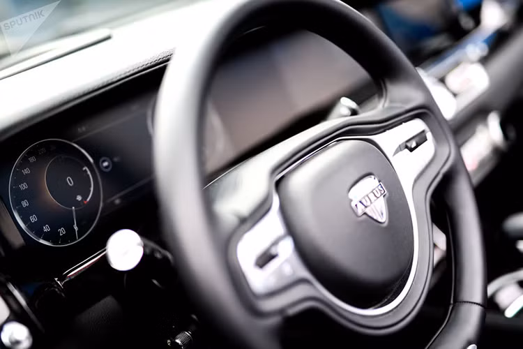 Bên trong Aurus Senat Convertible là không gian nội thất gần như được bê nguyên từ phiên bản sedan sang. Tuy nhiên, vì Aurus Senat Convertible là xe diễu hành nên đã được thay đổi nhẹ trong nội thất. Cụ thể, ghế phụ lái phía trước đã bị tháo bỏ trong khi tay nắm chắc chắn được bổ sung để các quan chức có thể đứng vững trong xe.