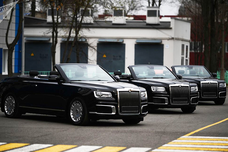 Chiếc xe mui trần bọc thép Aurus Senat được mệnh danh là "Rolls-Royce của Nga" đã chở Bộ trưởng Quốc phòng Nga Sergei Shoigu và Tư lệnh lục quân Nga Oleg Salyukov trong lễ duyệt binh. Đây là lần đầu tiên Limousine Aurus Senat Convertible được dùng trong lễ duyệt binh kỷ niệm chiến thắng phát xít của Nga.