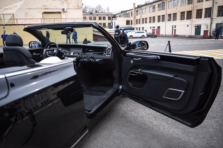 Chiều cao gầm của Aurus Senat Convertible đã giảm 20 mm so với phiên bản sedan trong khi chiều dài đạt mức 6,7 m. Đầu xe sở hữu bộ lưới tản nhiệt cỡ lớn đi kèm nan dọc mạ crôm, cụm đèn pha LED, vỏ gương ngoại thất và bộ vành hợp kim có thiết kế giống xe Rolls-Royce. Đằng sau xe lại xuất hiện thiết kế gợi liên tưởng đến Bentley với cụm đèn hậu 2 tầng và đầu ống xả hình chữ nhật.