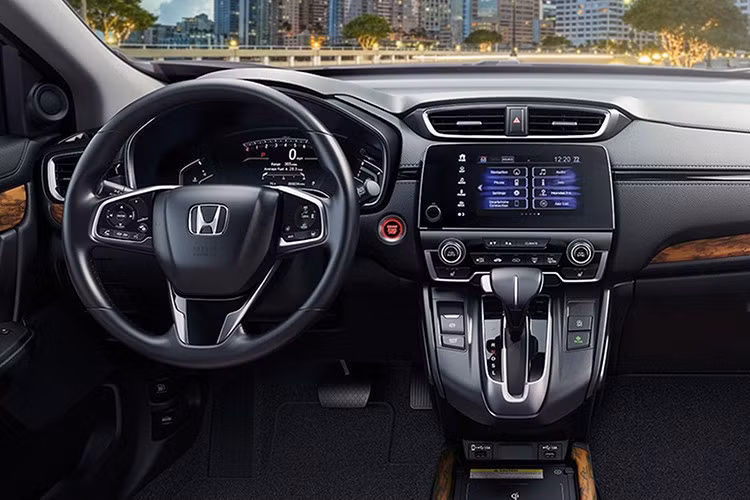 Hệ thống giảm thiểu chệch làn đường (RDM) sẽ cảnh báo và hỗ trợ người lái đi đúng làn đường khi hệ thống phát hiện xe di chuyển quá gần hoặc đè lên vạch kẻ phân cách các làn đường. Hệ thống hỗ trợ giữ làn đường (LKAS) sẽ hỗ trợ đánh lái để giữ cho xe luôn đi ở giữa làn đường, đồng thời hiển thị cảnh báo trong trường hợp xe đi chệch khỏi làn đường.