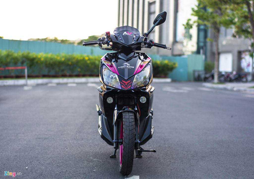 Vốn là chiếc Air Blade Việt Nam đời 2010, bản độ này được chủ nhân thay trang bị đèn chiếu sáng hai bên của Air Blade Thái Lan. Thay đổi này không chỉ tăng hiệu năng chiếu sáng mà còn giúp phần đầu xe trông mạnh mẽ hơn.