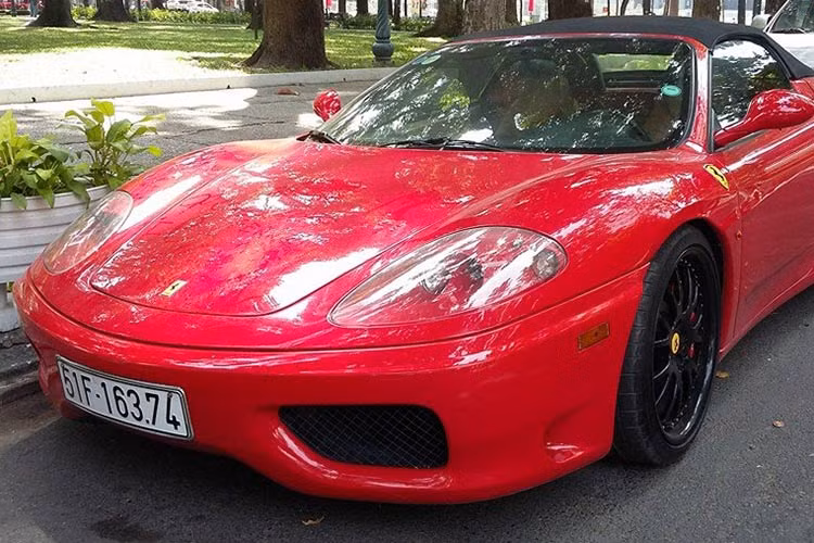  Phần đầu và hai bên sườn xe được tô điểm bởi những hốc gió lớn, tăng khả năng hút gió đến khoang động cơ. Chiếc Ferrari F360 Spider này đã được chủ nhân trang bị thêm gói độ bodykit của Hamann. 