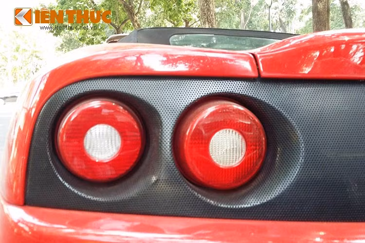 Các chi tiết ở ngoại thất như đèn trước, đèn hậu, dè trước sau... được thiết kế mang đậm phong cách của những mẫu xe đua đình đám nhà Ferrari trước đây.