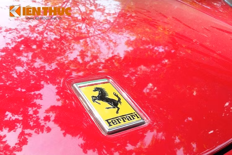  Được biết, trước khi xuất hiện trở lại trên đường phố siêu xe mui trần này từng có thời gian nằm phủ bụi trong garage. Có thông tin cho rằng, khi đó xe bị lỗi phần mui, phải nằm chờ sửa chữa.