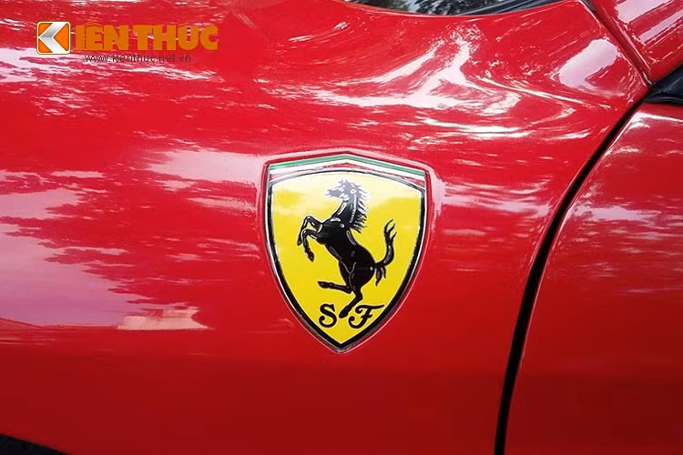  Thiết kế khung chắn gió trước, khoang động cơ của Ferrari 360 Spider cũng được làm đặc biệt hơn so với phiên bản mui cứng để giảm độ ồn từ động cơ đến vị trí người lái. 