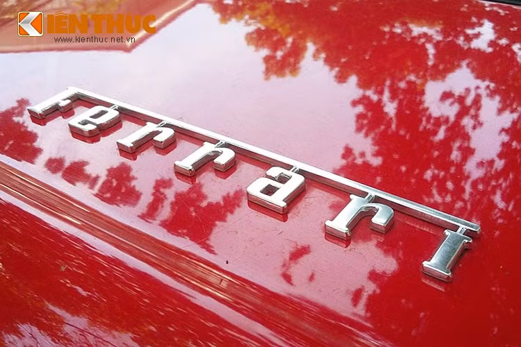 Siêu xe Ferrari F360 Spider được trang bị động V8 3,6 lít, công suất 400 mã lực. Khoang động cơ được che bởi tấm kính cường lực giúp nó khoe trọn vẹn cỗ máy bên trong khi xuất hiện.