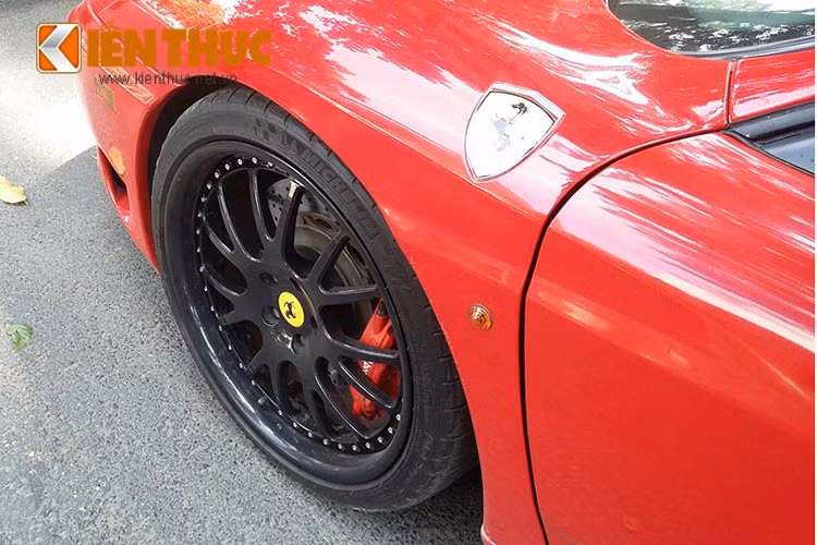 Ferrari 360 Spider dài 4.477 mm, rộng 1.922 mm, cao 1.235 mm. Trục cơ sở xe ở mức 2.600 mm. Trọng lượng siêu xe mui trần của Ferrari ở mức 1.350 kg. Tỷ lệ phân bổ trọng lượng trước sau là 42/58.