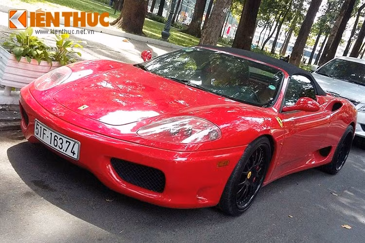  Ferrari F360 Spider là một trong những siêu xe mui trần hàng hiếm của hãng xe Italy tại Việt Nam, mẫu siêu xe này lần đầu tiên được đưa về Việt Nam vào năm 2007 và cho đến nay nó vẫn thuộc dạng siêu xe hàng hiếm.