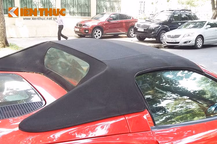 Siêu xe Ferrari F360 Spider được các kỹ sư của Ferrari và Pininfarina gia cố tại một số vị trí trên thân xe để tăng độ vững chắc. Thiết kế khung kính chắn gió cũng có sự khác biệt so với phiên bản mui cứng.