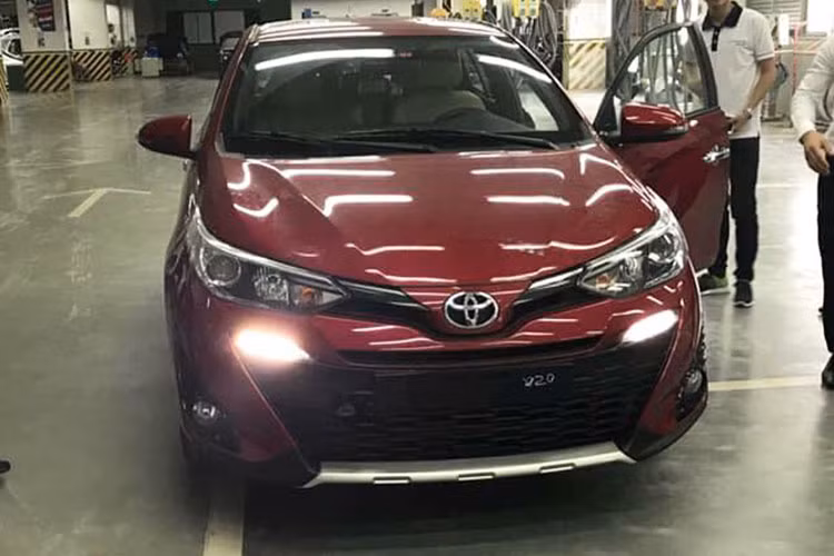Chi tiết giúp dễ dàng nhận ra đây là phiên bản 2018 chính là phần đầu xe giống với người anh em Yaris Activ. Phiên bản 2018 cũng được trang bị cụm đèn pha vuốt ngược về phía sau, lưới tản nhiệt trên tái thiết kế, lưới tản nhiệt dưới hình chữ V cỡ lớn hơn, dải đèn LED định vị ban ngày và cản chống va trước khác biệt, tích hợp hốc đèn sương mù kéo dài.