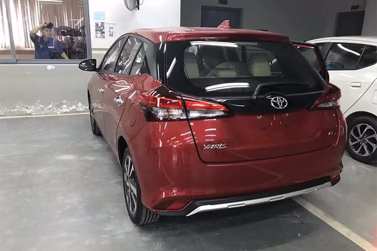 Ở phía sau, cụm đèn hậu được thiết kế mới, ôm trọn 2 góc đuôi xe và cửa khoang hành lý tái thiết kế. Xe cũng được trang bị bộ vành hợp kim 15 inch thiết kế dạng đa chấu, nóc dốc ở cột C và các cột màu đen. Đằng sau xe xuất hiện cụm đèn hậu mới và cửa cốp tái thiết kế.