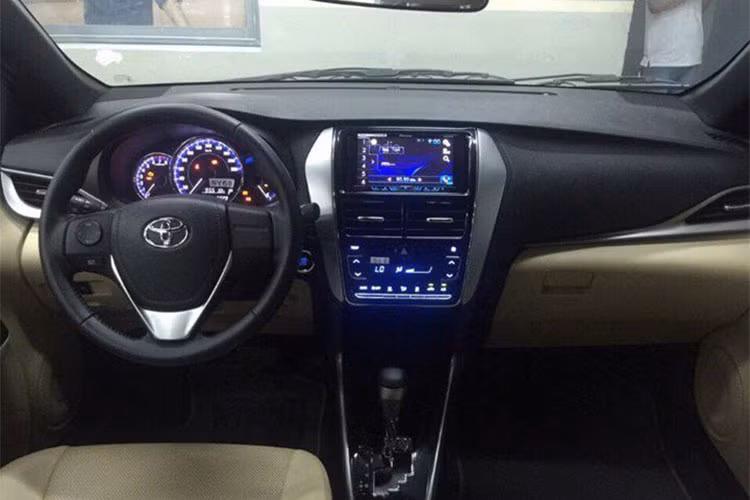 Hệ thông thông tin giải trí của xe có thể kể đến màn hình 7 inch của hệ thống thông tin giải trí và dàn âm thanh 6 loa... Về trang bị an toàn, Toyota Yaris 2018 về Việt Nam cũng sẽ có hệ thống chống bó cứng phanh ABS, phân bổ lực phanh điện tử EBD, trợ lực phanh BA, cân bằng điện tử, hỗ trợ khởi hành ngang dốc và 7 túi khí.