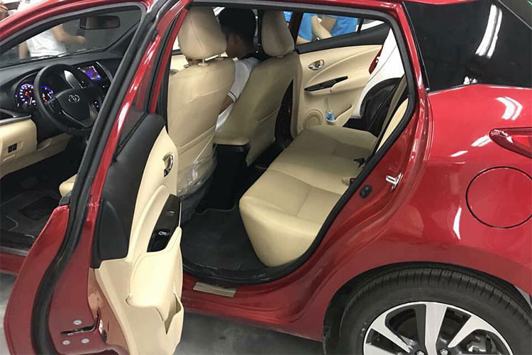 Bên trong Toyota Yaris 2018 bản cao cấp có những trang bị nổi bật như vô lăng bọc da, tích hợp phím chức năng và lẫy chuyển số thể thao, cụm đồng hồ Optitron, đầu đĩa CD/MP3, nút bấm khởi động máy, cổng USB/AUX, hệ thống kết nối Bluetooth, màn hình LCD chỉnh điều hòa, mở cửa không cần chìa khóa cũng như ghế sau gập 60:40.