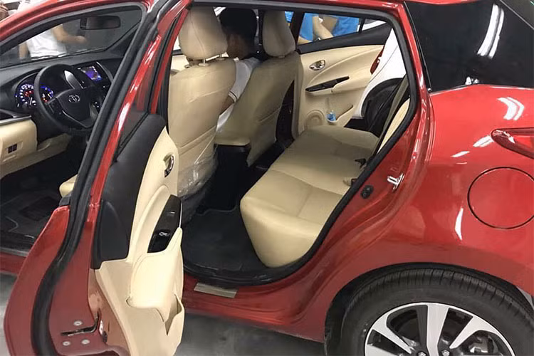 Bên trong Toyota Yaris 2018 bản cao cấp có những trang bị nổi bật như vô lăng bọc da, tích hợp phím chức năng và lẫy chuyển số thể thao, cụm đồng hồ Optitron, đầu đĩa CD/MP3, nút bấm khởi động máy, cổng USB/AUX, hệ thống kết nối Bluetooth, màn hình LCD chỉnh điều hòa, mở cửa không cần chìa khóa cũng như ghế sau gập 60:40.