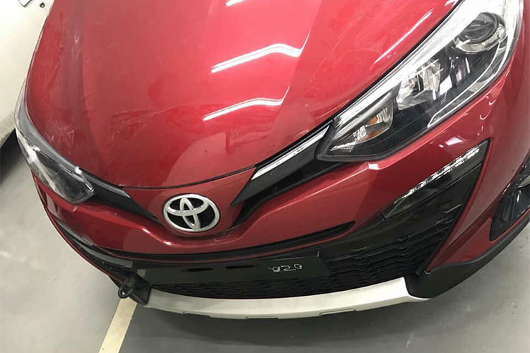 Bên sườn của mẫu xe Toyota Yaris hatchback phiên bản 2018 này cũng có một số thay đổi như đường viền cửa sổ hất cao lên ở cuối và bộ vành hợp kim 15 inch. Trong khi đó, nóc xe dốc xuống ở cột C, mang đến thiết kế mượt mà và thể thao hơn cho xe. Các cột đều được sơn màu đen khiến nóc xe như nằm lơ lửng trên không trung.