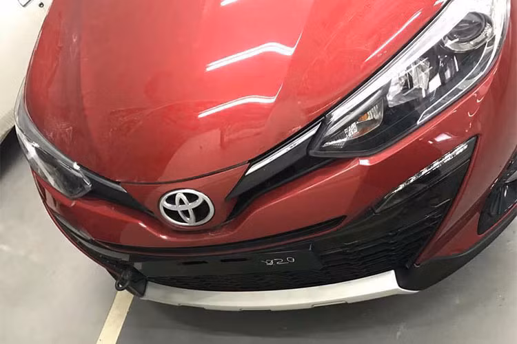 Bên sườn của mẫu xe Toyota Yaris hatchback phiên bản 2018 này cũng có một số thay đổi như đường viền cửa sổ hất cao lên ở cuối và bộ vành hợp kim 15 inch. Trong khi đó, nóc xe dốc xuống ở cột C, mang đến thiết kế mượt mà và thể thao hơn cho xe. Các cột đều được sơn màu đen khiến nóc xe như nằm lơ lửng trên không trung.
