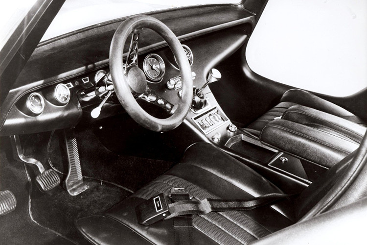 Hiệu suất thực tế trên đường dường như không được ghi nhận, nhưng với đông cơ mạnh mẽ, hệ dẫn động 4 bánh và trọng lượng không tải ước tính chỉ khoảng 950 kg, XJ-001 chắc sẽ chạy rất nhanh . Do vậy, Popular Mechanics đã mô tả XJ-001 là "một chiếc xe Jeep trong lốt chó sói".