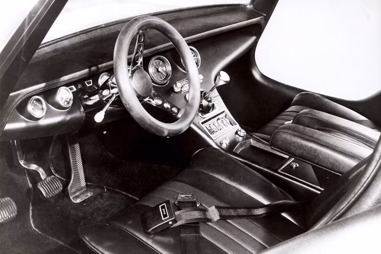 Hiệu suất thực tế trên đường dường như không được ghi nhận, nhưng với đông cơ mạnh mẽ, hệ dẫn động 4 bánh và trọng lượng không tải ước tính chỉ khoảng 950 kg, XJ-001 chắc sẽ chạy rất nhanh . Do vậy, Popular Mechanics đã mô tả XJ-001 là "một chiếc xe Jeep trong lốt chó sói".