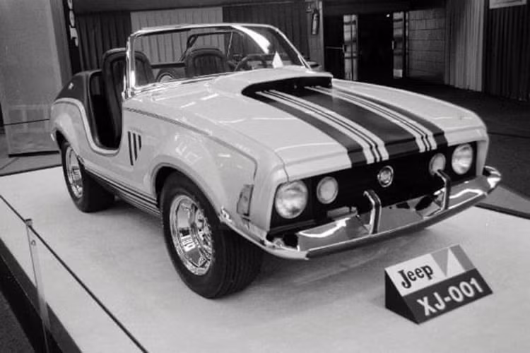 Năm đó, Kaiser Jeep bắt đầu thuộc quyền sở hữu của AMC, và ông chủ mới được cho là đã có ý kiến không mấy tích cực về mẫu concept xe thể thao khác lạ. Một số nguồn tin cho rằng công ty không có chỗ cho XJ-001 trong dòng sản phẩm của mình.