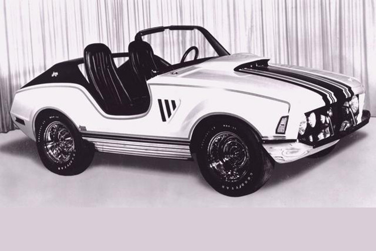 Trong khi CJ-5 không bao giờ có hệ truyền động mạnh hơn động cơ V8 dung tích 5.0 lít, thì XJ-001 lại có động cơ AMC 360 V8, sản sinh 245 mã lực và 495 Nm mô-men xoắn cực đại theo Gans 'AMC Info.