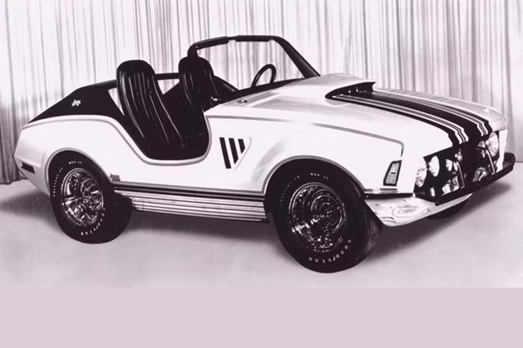 Trong khi CJ-5 không bao giờ có hệ truyền động mạnh hơn động cơ V8 dung tích 5.0 lít, thì XJ-001 lại có động cơ AMC 360 V8, sản sinh 245 mã lực và 495 Nm mô-men xoắn cực đại theo Gans 'AMC Info.