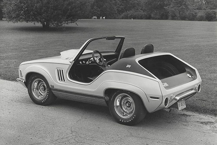 Jeep XJ-001 được cho là đã được hình thành vào cuối những năm 1960, khi đó xe RV địa hình, dẫn động 4 bánh là phân khúc phát triển nhanh nhất tại Mỹ. Jeep đã đáp lại xu hướng này bằng cách ủy quyền chế tạo một mẫu concept xe thể thao trục cơ sở ngắn với phần nhô đầu/đuôi tối thiểu và những đường cắt trên cửa kiểu roadster cổ điển.