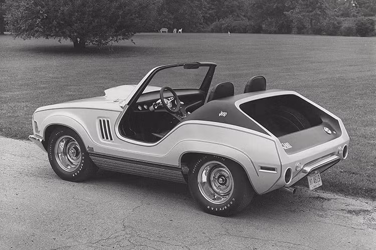 Jeep XJ-001 được cho là đã được hình thành vào cuối những năm 1960, khi đó xe RV địa hình, dẫn động 4 bánh là phân khúc phát triển nhanh nhất tại Mỹ. Jeep đã đáp lại xu hướng này bằng cách ủy quyền chế tạo một mẫu concept xe thể thao trục cơ sở ngắn với phần nhô đầu/đuôi tối thiểu và những đường cắt trên cửa kiểu roadster cổ điển.