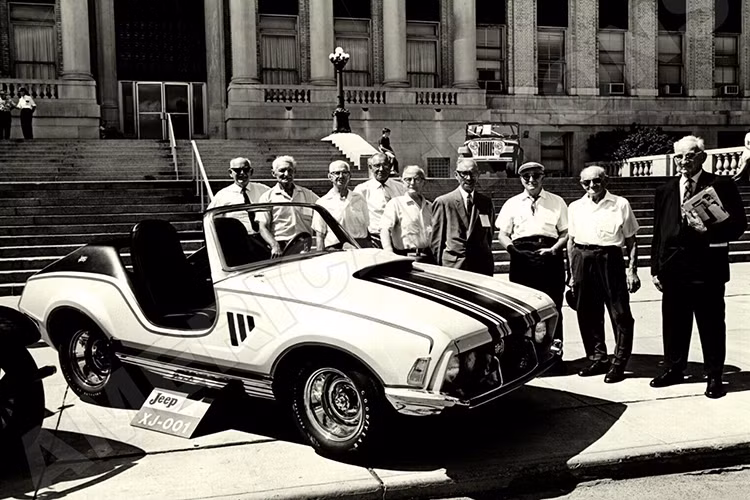 Bấy lâu nay, Jeep được coi là một cái tên đồng nghĩa với những chiếc SUV Mỹ có khả năng off-road, và luôn có kiểu dáng như xe quân sự. Tuy nhiên, vào một dòng thời gian khác, khái niệm của chúng ta về xe Jeep có thể được mở rộng nhờ sự sản xuất một mẫu concept xe thể thao bị lãng quên - đó chính là Jeep XJ-001 thể thao.