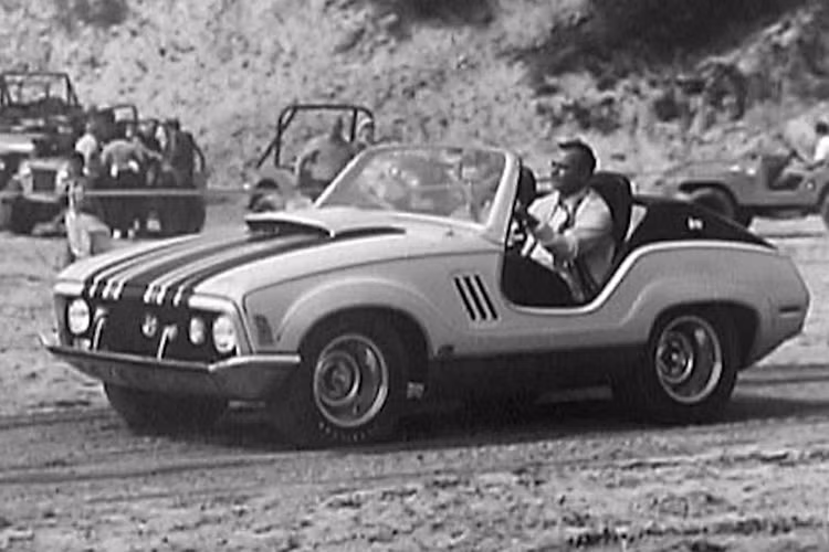 Lẽ ra, chiếc Jeep XJ-001 mui trần concept này đã có thể kết hợp giữa ngoại hình và hiệu suất của một chiếc xe cơ bắp với khả năng vượt địa hình của Jeep, nếu như nó không bị bỏ rơi sau khi Jeep được tiếp quản bởi American Motors Corporation (AMC).