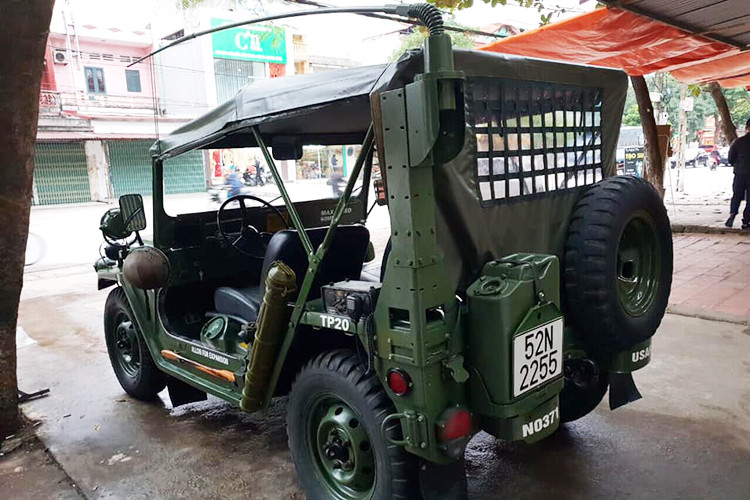 Chiếc xe Jeep A2 cổ trong bài viết này thuộc một người đam mê dòng xe ôtô địa hình Mỹ tại Hà Nội. Theo chủ nhân của chiếc xe cho hay, nó đã được "dọn" lại khá ổn để sử dụng. Xe sở hữu "mui trần" dạng bạt, Jeep không có cửa, không có kính (ngoài kính lái có thể gập xuống được), tất cả mọi chi tiết xe đều phơi bày.
