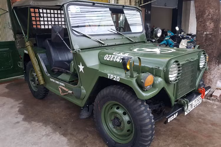 Giá xe ôtô Jeep cũ hiện nay khá đa dạng, có thể tìm thấy chỉ từ gần 200 triệu đến 400 triệu đồng là bạn đã có thể mua được một chiếc để vi vu. Chiếc xe trong bài viết này hiện đang được chào bán với mức giá chỉ 150 triệu đồng, khá phù hợp cho những người thích đam mê vi vu "giá rẻ".