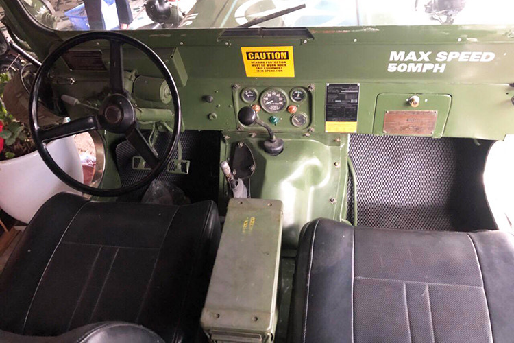 Nội thất bên trong xe khá đơn giản; hệ thống hiển thị tốc độ, nhiện liệu, nhiệt độ được chia làm 5 mặt đồng hồ nhỏ - hiển thị bằng kim, tuy nhiên khi đi tốc độ cao, cả 5 kim đều rung mạnh, khó xác định chính xác kim đang ở vị trí nào. Đồng hồ công tơ mét hiển thị theo đơn vị Miles. Hệ thống giải trí của xe bằng 0, nếu không được độ chế.