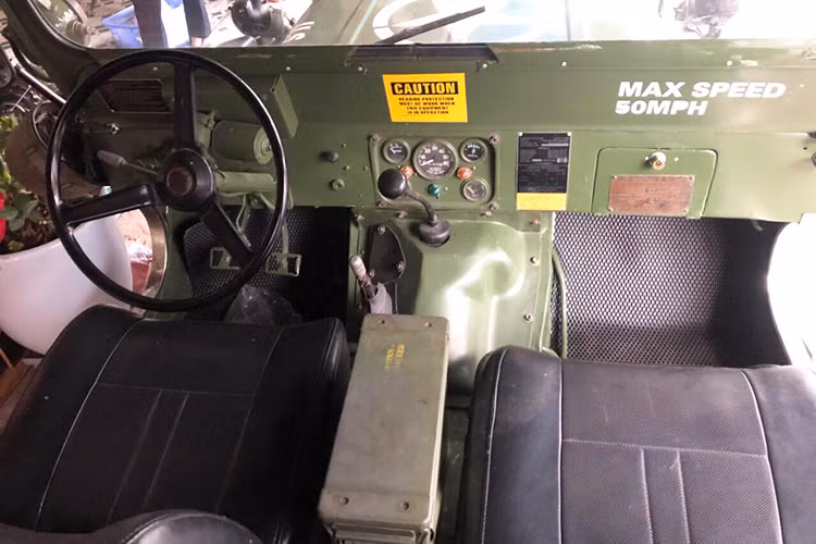 Nội thất bên trong xe khá đơn giản; hệ thống hiển thị tốc độ, nhiện liệu, nhiệt độ được chia làm 5 mặt đồng hồ nhỏ - hiển thị bằng kim, tuy nhiên khi đi tốc độ cao, cả 5 kim đều rung mạnh, khó xác định chính xác kim đang ở vị trí nào. Đồng hồ công tơ mét hiển thị theo đơn vị Miles. Hệ thống giải trí của xe bằng 0, nếu không được độ chế.