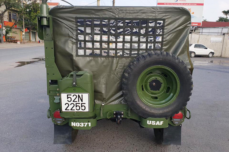 Không phải nói nhiều về vẻ ngoài “hầm hố” của những chiếc xe Jeep đời cũ này. Khi sử dụng, chủ nhân của nó có thể tự mình cá nhân hoá them các phụ kiện cho xe như; xẻng dã chiến, cuốc, can xăng... thậm chí cả một vỏ lự đạn cối của pháo nhằm làm “ngầu” hơn cho chiếc xe.