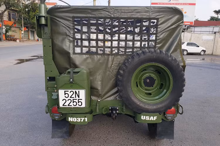 Không phải nói nhiều về vẻ ngoài “hầm hố” của những chiếc xe Jeep đời cũ này. Khi sử dụng, chủ nhân của nó có thể tự mình cá nhân hoá them các phụ kiện cho xe như; xẻng dã chiến, cuốc, can xăng... thậm chí cả một vỏ lự đạn cối của pháo nhằm làm “ngầu” hơn cho chiếc xe.