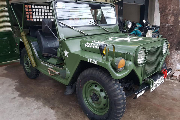 Du nhập vào Việt Nam từ những năm 40 của thế kỷ trước theo các sĩ quan Pháp, sau này là các anh lính Mỹ. Vì thế, ngoài tên gọi truyền thống, những chiếc xe ôtô Jeep cũ còn được người ta gọi thêm tên quốc gia đằng sau như: Jeep Pháp, Jeep Mỹ, Jeep Liên Xô, Jeep Công Binh…