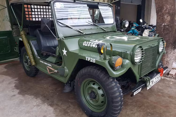 Du nhập vào Việt Nam từ những năm 40 của thế kỷ trước theo các sĩ quan Pháp, sau này là các anh lính Mỹ. Vì thế, ngoài tên gọi truyền thống, những chiếc xe ôtô Jeep cũ còn được người ta gọi thêm tên quốc gia đằng sau như: Jeep Pháp, Jeep Mỹ, Jeep Liên Xô, Jeep Công Binh…