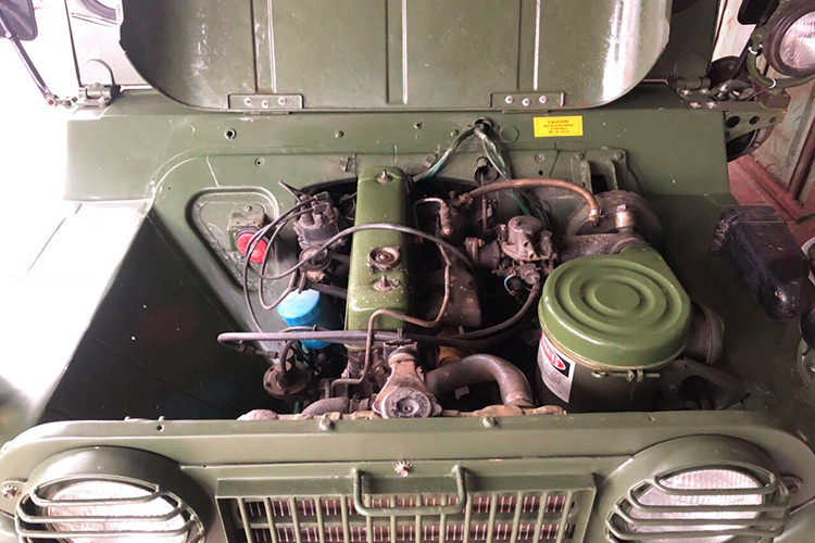 Những chiếc xe Jeep A2 thường được sử dụng động cơ 4 xi-lanh dung tích 2.320 phân khối với sức mạnh 65 mã lực. Tốc độ tối đa cho xe theo nhà sản xuất công bố là khoảng 88 km/h. Nguyên bản từ nhà sản xuất thì nó thuộc dòng xe tải với hệ thống dẫn động hai cầu 4x4.