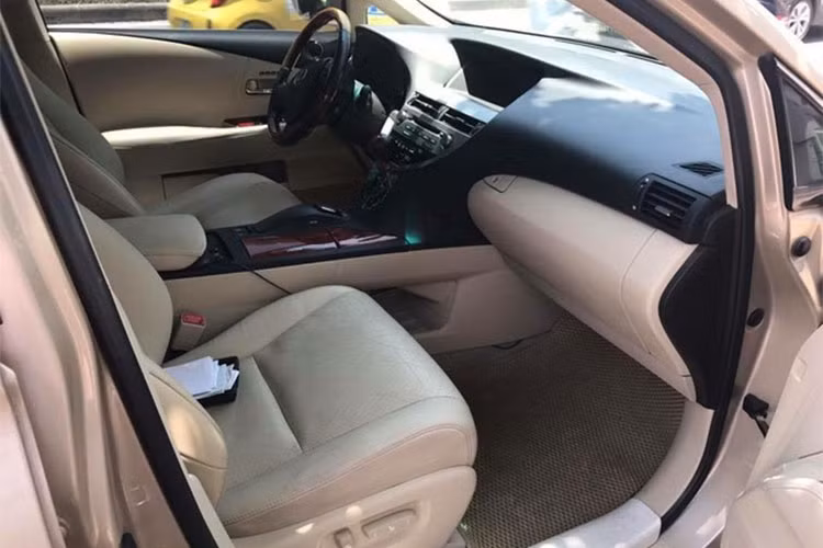 Hàng ghế sau thiết kế kiểu 2 + 1 chỗ ngồi. Ghế bọc da cao cấp, cửa gió điều hòa riêng biệt. Mỗi hành khách còn được trang bị một màn hình LCD giải trí cỡ lớn gắn tại tựa đầu hàng ghế trước. Ghế lái và ghế phụ có khả năng chỉnh điện nhiều hướng, phía trên là cửa sổ trời dành riêng cho khoang cabin. Hệ thống âm thanh cao cấp Mark Levinson 15 loa. 