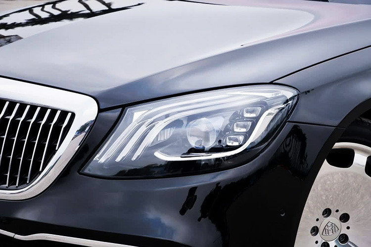 Mâm xe đặc trưng của Maybach có kích thước 20 inch. Phía sau, cụm ống xả kép mạ crôm bố trí đối xứng hai bên, kết hợp với cụm đèn hậu LED. Dòng chữ "Maybach" đặt bên trái đuôi xe, ngoài ra còn có logo Maybach tại cột C.