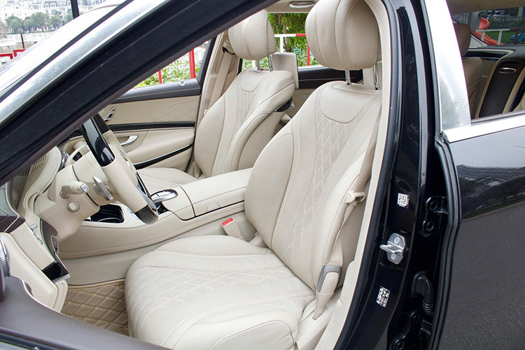 Bảng táp-lô sở hữu hai màn hình HD 12,3 inch, trong đó màn hình giải trí hỗ trợ cảm ứng Touchpad. Xe tích hợp các tính năng kết nối hiện đại như Apple CarPlay, Android Auto, Bluetooth, trình duyệt Internet và điều khiển giọng nói. 