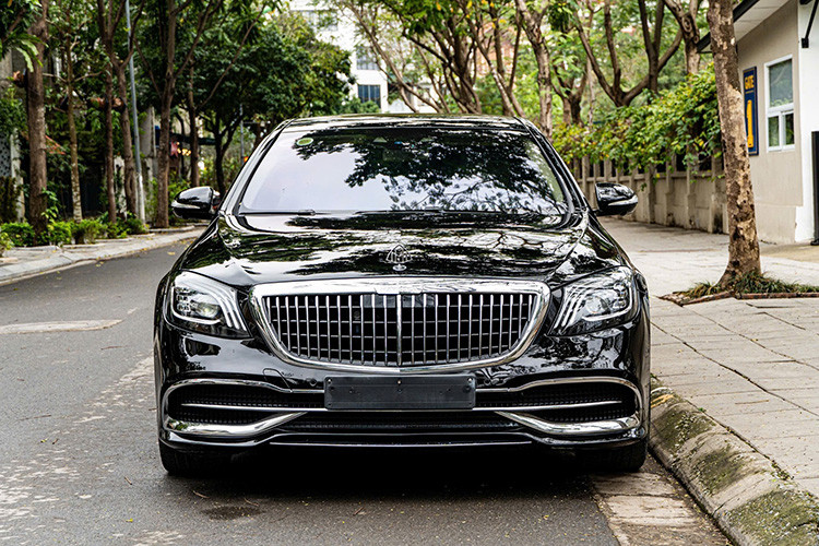 về ngoài hình, chiếc xe sedan Mercedes-Maybach S450 2018 siêu sang có thông số chiều dài x rộng x cao tương ứng là 5.462 x 1.899 x 1.498 mm. Phần đầu xe nổi bật với lưới tản nhiệt gồm các thanh nan dọc mạ crôm, kết hợp với kiểu mới nối liền 2 bên.