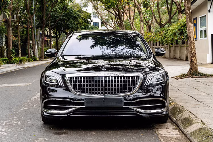 về ngoài hình, chiếc xe sedan Mercedes-Maybach S450 2018 siêu sang có thông số chiều dài x rộng x cao tương ứng là 5.462 x 1.899 x 1.498 mm. Phần đầu xe nổi bật với lưới tản nhiệt gồm các thanh nan dọc mạ crôm, kết hợp với kiểu mới nối liền 2 bên.