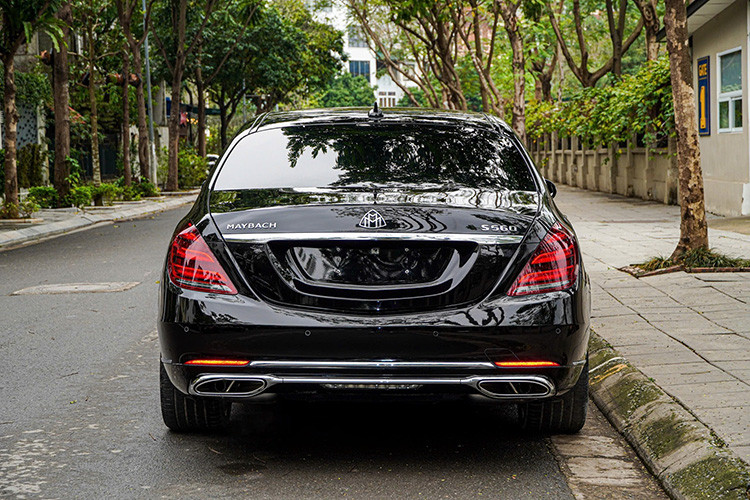 Ở thời điểm mua mới, giá xe Mercedes-Maybach S450 2018 có mức niêm yết chính hãng lên đến 7,219 tỷ đồng. Sau khi hoàn tất các chi phí lăn bánh, con số thực tế mà chủ xe phải chi trả dao động từ 8 - 8,2 tỷ đồng, tùy theo địa phương đăng ký. Như vậy, chiếc xe trong bài sau 7 năm mức khấu hao khoảng hơn 4 tỷ đồng.