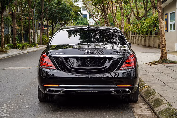 Ở thời điểm mua mới, giá xe Mercedes-Maybach S450 2018 có mức niêm yết chính hãng lên đến 7,219 tỷ đồng. Sau khi hoàn tất các chi phí lăn bánh, con số thực tế mà chủ xe phải chi trả dao động từ 8 - 8,2 tỷ đồng, tùy theo địa phương đăng ký. Như vậy, chiếc xe trong bài sau 7 năm mức khấu hao khoảng hơn 4 tỷ đồng.